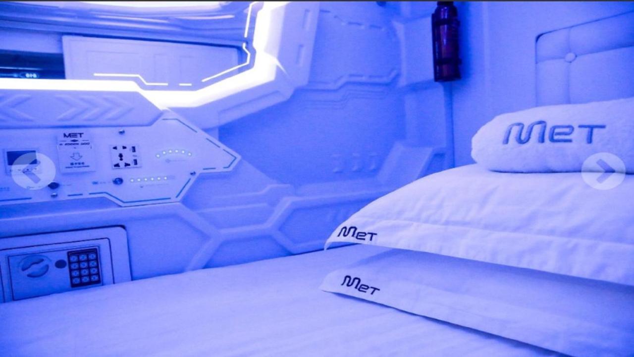 Met A Space Pod At Arab Street Szingapúr Kültér fotó
